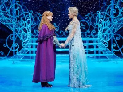 STAGE ENTERTAINMENT:  
Disneys DIE EISKÖNIGIN - Das Musical
Szene ‚Du bis Alles’ auf der Bühne: Celena Pieper (Anna) (L) und Sabrina Weckerlin (Elsa).
Deutschlandpremiere am 8. November 2021 im Stage Theater an der Elbe in Hamburg.
Photo:Stage Entertainment/Morris MacMatzen
###Verwendung honorarfrei im Zusammenhang mit redaktioneller Berichterstattung zu Disneys DIE EISKÖNIGIN - Das Musical von Stage Entertainment Deutschland.###