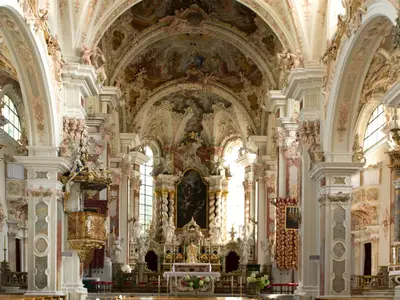 Dreischiffige, spätbarocke Basilika "Unsere Liebe Frau" im Augustiner Chorherrenstift Neustift in der Gemeinde Vahrn bei Brixen in Südtirol in Norditalien.