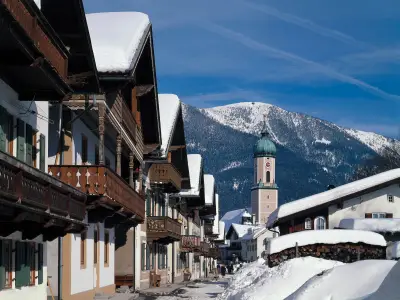 Deutschland, Garmisch-Partenkirchen, Ortsansicht, Sonnenstraße, Kirche, Winter, Europa, Werdenfels, Bayern, Garmisch, Häuserreihe, Häuserzeile, Hintergrund, Wank, Schnee, Ort, Ansicht, verschneit,