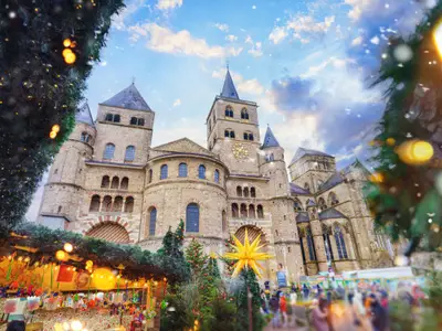 Christmas market in Trier during the snowfall.