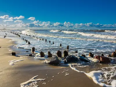 Die Ostseeküste bei Kühlungsborn an einem stürmischen Tag.