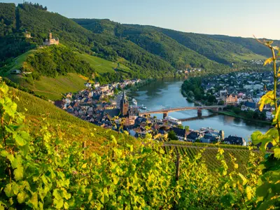 Altstadt von Bernkastel-Kues an der Mosel, Stadtpanorama mit Mosel und Weinbergen.