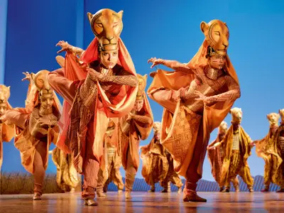 Disney's The Lion King, première 30 oktober 2016 in het AFAS Circustheater Scheveningen, cast: Naidjim Severina (Simba), Gaia Aikman (Nala), David Goncalves (Mufasa), Jorrit Ruijs (Scar), Gugwana Dlamini (Rafiki), Barry Beijer (Zazu), Steve Beirnaert (Timon), Kobe van Herwegen (Pumbaa), Juliann Ubbergen (Banzai), Naomi Webster (Shenzi), Maarten Smeele (Ed),  Charmaine Yard (Sarabi), ...... (kleine Simba), ...... (kleine Nala)
