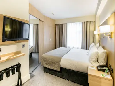 Hotel Interior Photography for Holiday Inn, Kensington. Images Copyright www.edtelling.com