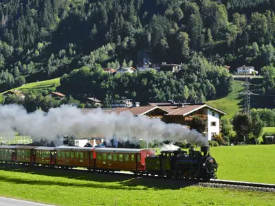 Dampfzug der Zillertalbahn bei Aschau