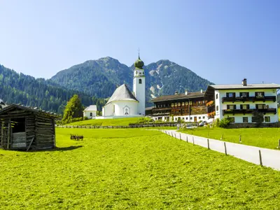 Dorf mit einer Kirche, Österreich, Tirol, Wildschönau