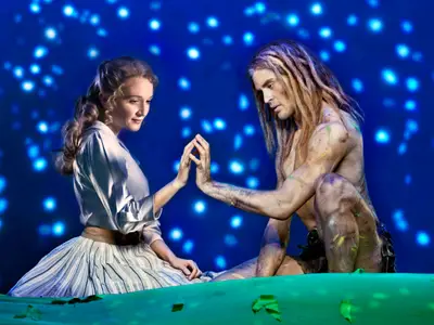 Ina Trabesinger als Jane und Alexander Klaws als Tarzan in Disneys Musical TARZAN im Stage Theater Neue Flora in Hamburg.
Photo: Stage Entertainment/Morris Mac Matzen