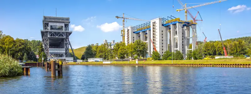 in Bau befindliches neues Schiffshebewerk in Niederfinow unmittelbar neben dem historischen alten Hebewerk