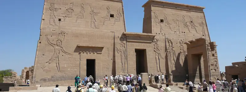 Dedicated to Isis, goddess of love, the Temple of Philae is one of the most beautiful and best preserved in the country. It is located on a small island that can only be accessed by boat, something that makes it even more charming if possible.