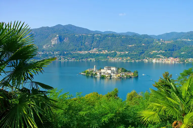 Blick auf die Insel Isola San Giulio im Orta-See in Italien - View of the island Isola San Giulio at the Lake Orta in Italy