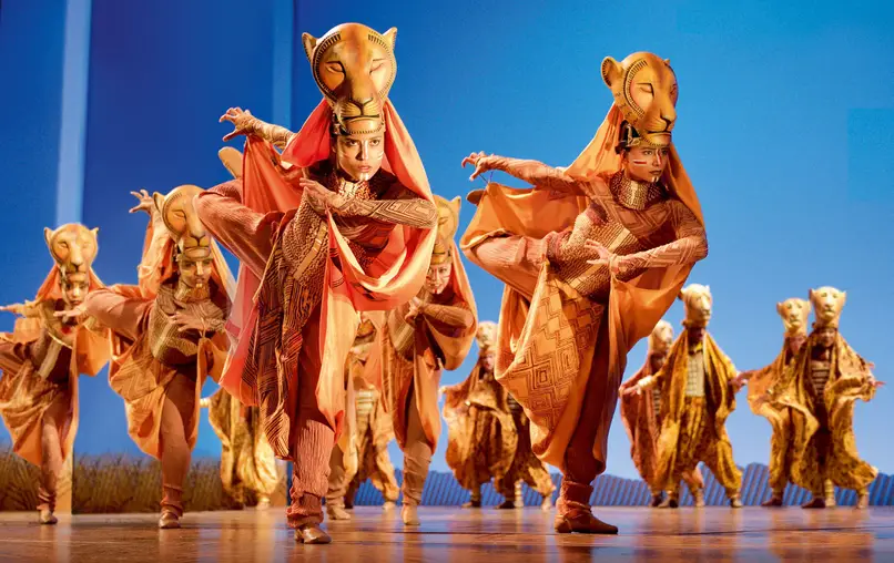 Disney's The Lion King, première 30 oktober 2016 in het AFAS Circustheater Scheveningen, cast: Naidjim Severina (Simba), Gaia Aikman (Nala), David Goncalves (Mufasa), Jorrit Ruijs (Scar), Gugwana Dlamini (Rafiki), Barry Beijer (Zazu), Steve Beirnaert (Timon), Kobe van Herwegen (Pumbaa), Juliann Ubbergen (Banzai), Naomi Webster (Shenzi), Maarten Smeele (Ed),  Charmaine Yard (Sarabi), ...... (kleine Simba), ...... (kleine Nala)